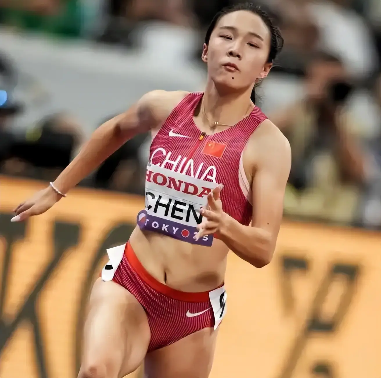 而感到自豪, 封女神, 岁以下纪录 而感到自豪, 封女神, 岁以下纪录